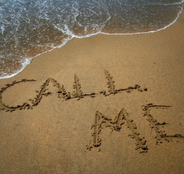 הכיתוב CALL ME על חול הים